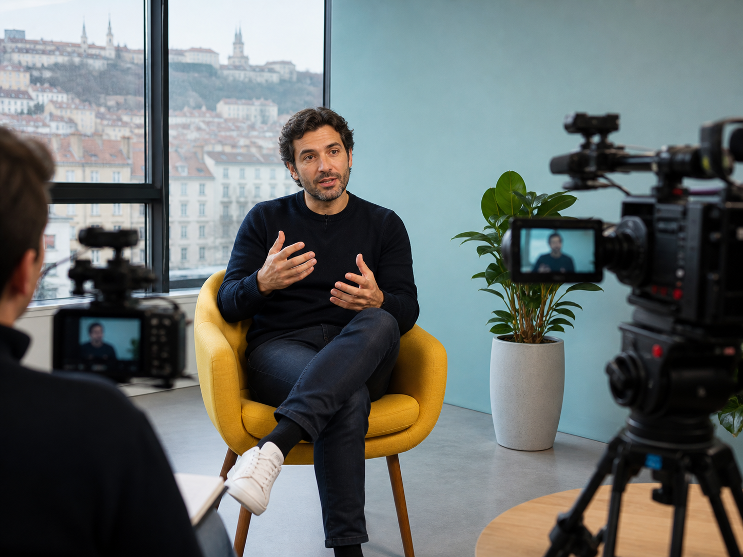 Entrepreneur interrogé dans un décor clair